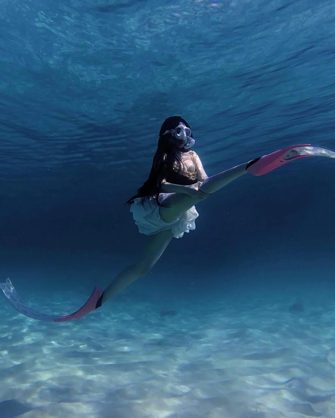 Stunning Underwater Photography: Saigon Socialite Captures Breathtaking Mermaid-Inspired Diving Photos