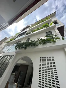 Actress Van Trang Transforms Villa into a Romantic Haven for Anniversary - image 19