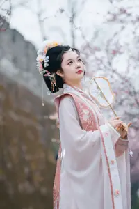 Jiao Tang Ma Qi Duo: Graceful Hanfu Beauty Amidst Spring Blossoms, YiTuYu Vol.8761 - image 12