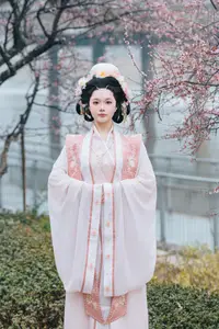 Jiao Tang Ma Qi Duo: Graceful Hanfu Beauty Amidst Spring Blossoms, YiTuYu Vol.8761 - image 3