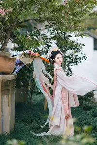 Jiao Tang Ma Qi Duo: Graceful Hanfu Beauty Amidst Spring Blossoms, YiTuYu Vol.8761 - image 9