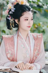 Jiao Tang Ma Qi Duo: Graceful Hanfu Beauty Amidst Spring Blossoms, YiTuYu Vol.8761 - image 1