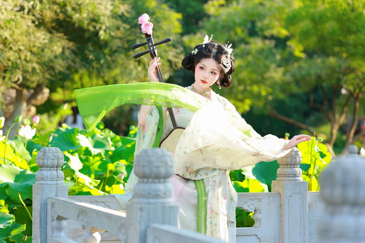 YiTuYu Art Language Vol.7579 Yu Xiao Li Lili: A Visual Symphony of Elegance and Creative Expression