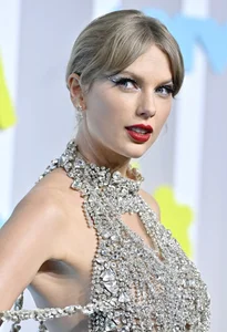 Taylor Swift’s Iconic Country Visuals: A Decade of Timeless Beauty and Style - image 8