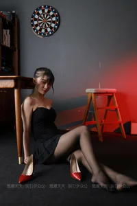 IESS Model Qiu Qiu: Neon Lights and Urban Glamour - image 58