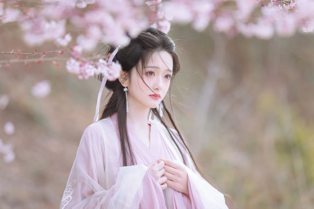 YiTuYu Vol.8754: Chi Yan Zai Zhe Li - Ethereal Ancient Beauty Amidst White Blossoms