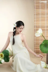 Elegant Beauty: The Viral Hot Girl Teacher Showcases Grace in Traditional Vietnamese Yem Dress - image 2