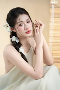 Elegant Beauty: The Viral Hot Girl Teacher Showcases Grace in Traditional Vietnamese Yem Dress - image 3