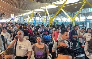 Global Tech Outage Causes Chaos: Travelers Stranded at Airports Due to Blue Screen Error - image 5