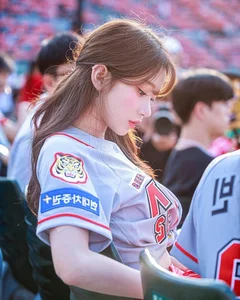 South Korean Cheerleading Goddess Sparks Viral Debate Over Bold New Performance Routine - image 2