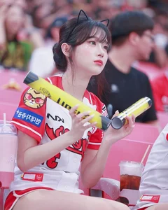 South Korean Cheerleading Goddess Sparks Viral Debate Over Bold New Performance Routine - image 4