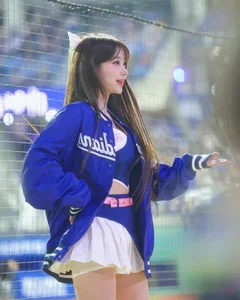 South Korean Cheerleading Goddess Sparks Viral Debate Over Bold New Performance Routine - image 5