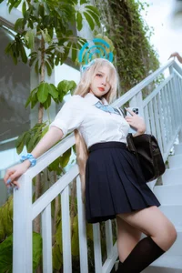 Captivating Asuna Ichinose Cosplay by Er Zuo Nisa: Blue Archive Student Uniform Edition - High-Quality Anime Character Inspiration - image 2