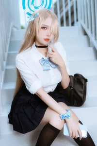 Captivating Asuna Ichinose Cosplay by Er Zuo Nisa: Blue Archive Student Uniform Edition - High-Quality Anime Character Inspiration - image 4