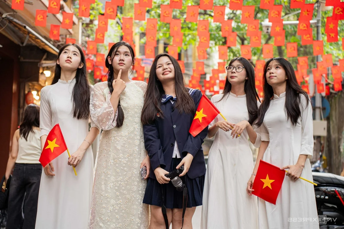 Hanoi Streets Bloom with Flags and Flowers for Tourists