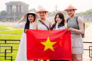 Hanoi Streets Bloom with Flags and Flowers for Tourists - image 7
