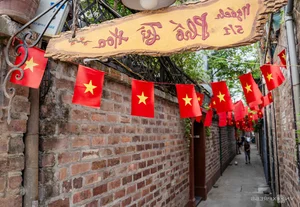 Hanoi Streets Bloom with Flags and Flowers for Tourists - image 10