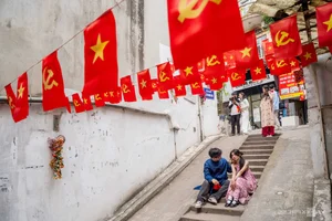 Hanoi Streets Bloom with Flags and Flowers for Tourists - image 9