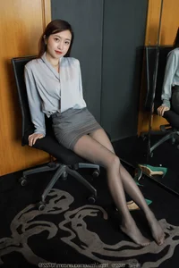 IESS Grey Skirt Shiny Silk Series Page 4: Detailed Textures and Glossy Finishes - image 12
