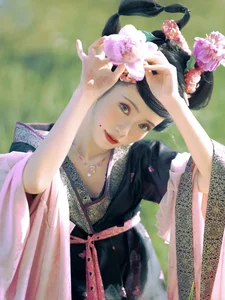YiTuYu Art Language Vol.10223: Featuring the Artistic Elegance of Tao Chi in a Stunning 13-Piece Photography Collection - image 3