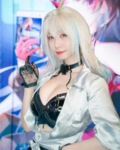 Redefining Beauty Standards: The Rise of Petite Fashion Influencers and Body Positivity in Japan - image 1