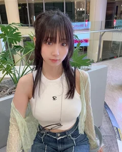 Redefining Beauty Standards: The Rise of Petite Fashion Influencers and Body Positivity in Japan - image 5