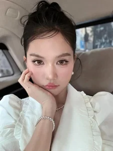 Stunning Visuals of Thuý Ngân and Phương Linh: Vietnamese Beauty and Fashion Trends - image 4