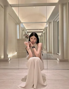 Celebrating Modern Beauty: The Aesthetic Balance of a Slender Silhouette and Natural Curves - image 2