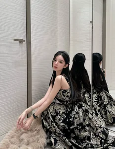 Celebrating Modern Beauty: The Aesthetic Balance of a Slender Silhouette and Natural Curves - image 8