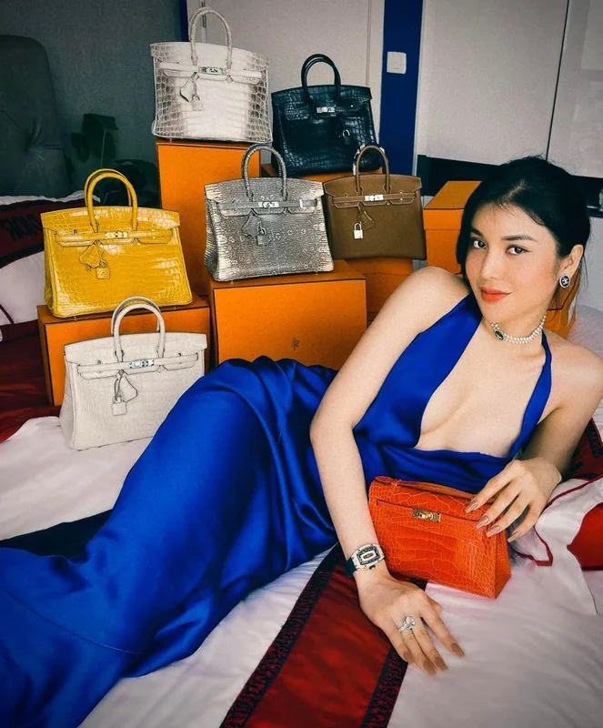 Inside the Luxurious Lifestyle and Stunning Beauty of the 2000sqm Mansion Owner