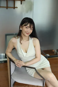 IESS Qiu Qiu: Capturing Elegance and Curves in High-Fashion Photography - image 8