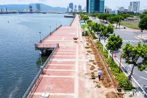 Exploring Da Nang’s Han River Pedestrian Street and Vibrant Night Tourism Scene - image 1