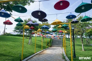 Exploring Da Nang’s Han River Pedestrian Street and Vibrant Night Tourism Scene - image 7