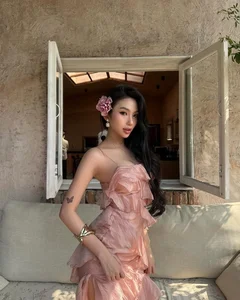 Viral Sensation Known for Her Moves Displays Confident Style and Seductive Aesthetic - image 4