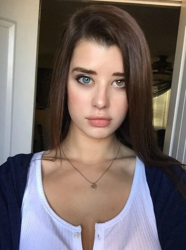 The Rare Beauty of Heterochromia: Celebrating a Stunning Model with Two Different Colored Eyes