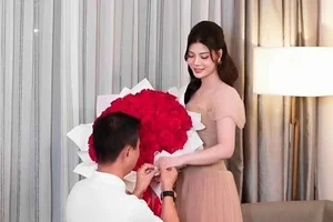 Romantic Proposal: The Stunning Beauty Who Won the Heart of Quang Nam FC's Head Coach - image 0