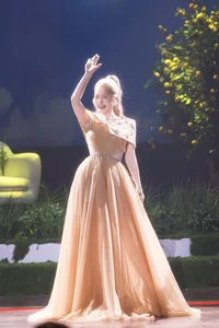 Timeless Elegance: How Runner-Up Le Hang Redefines Luxury with Sophisticated Silk Fashion - image 8