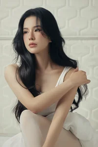 Timeless Elegance: How Runner-Up Le Hang Redefines Luxury with Sophisticated Silk Fashion - image 4