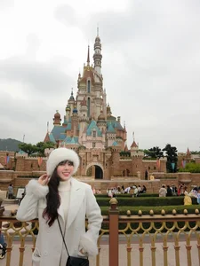 Nam Dinh Fitness Influencer Faces Social Media Backlash Over Her Luxurious Lifestyle and Career Choices - image 2