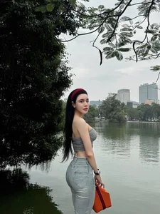 Nam Dinh Fitness Influencer Faces Social Media Backlash Over Her Luxurious Lifestyle and Career Choices - image 5