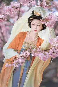 Qian Yue's Hanfu Elegance Amidst Cherry Blossoms: YiTuYu Vol.8674 Artistry - image 9