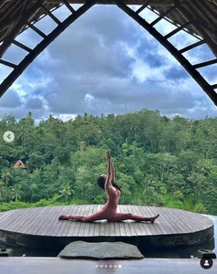 Korean Influencer's Stunning Vietnam Vacation: Bikini Fashion and Travel Trends - image 0
