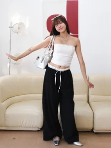 Exploring the Visible Underwear Fashion Trend Among Today's Youth - image 0