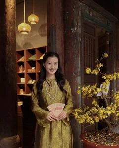 Vietnamese Style Icons: Comparing the Elegance of MC Mai Ngoc and the Boldness of Nga Anh - image 2