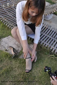 Yangyang Outdoor Grey Stockings Collection - IESS Sizubendang 067 High-Definition Gallery - image 0
