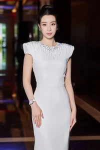 Do My Linh: The Sophisticated Style of a Beauty Queen Turned Corporate Leader - image 13