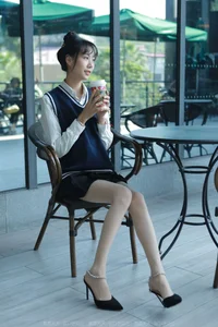 IESS Tuan Tuan Academic Style Hosiery Fashion Showcase - image 1