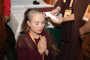 Vbiz Actress Bold Transformation: U50 Beauty and Shaved Head Style - image 3