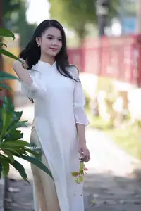 Graceful Vietnamese Girl in White Ao Dai - Captivating Traditional Beauty - image 2
