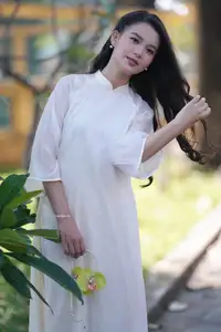 Graceful Vietnamese Girl in White Ao Dai - Captivating Traditional Beauty - image 7